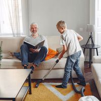 Un estudio dice que si quieres hijos más exitosos y felices debes dejarles más quehaceres de la casa 