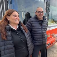 Pablo es mecánico, tiene 51 años y ha convertido un autobús escolar en una autocaravana loquísima para vivir viajando: “Es ahora, no hay que esperar” 