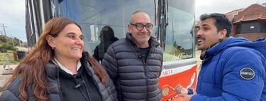 Pablo es mecánico, tiene 51 años y ha convertido un autobús escolar en una autocaravana loquísima para vivir viajando: “Es ahora, no hay que esperar” 