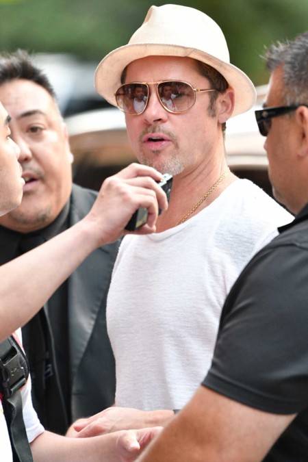 Tras ver su último total white look, nos surge una duda: ¿hay algo que le quede mal a Brad Pitt?