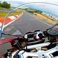 Duelo épico a casi 300 km/h en Nürburgring: una BMW M 1000 RR cazando a una Kawasaki ZX-10R