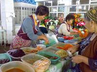 El bazar de Yunusabad en Tashkent (Uzbekistán)