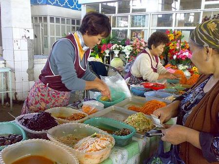 El bazar de Yunusabad en Tashkent (Uzbekistán)