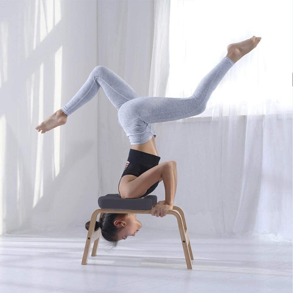 Así te ayuda una silla de inversión de Yoga a practicar las posturas