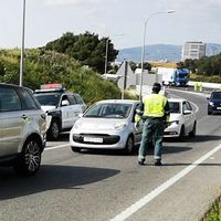 En los viajes permitidos durante el estado de alarma podrán ir dos personas en el coche: una por cada fila de asientos