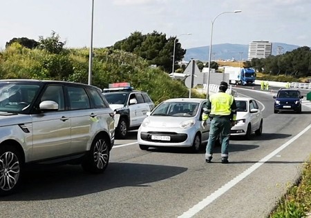 En los viajes permitidos durante el estado de alarma podrán ir dos personas en el coche: una por cada fila de asientos