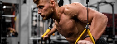 Cuatro ejercicios para estimular tu pecho con TRX en cualquier lugar 