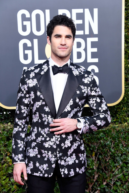 Darren Criss rescata las flores en invierno para su look en los Globos de Oro