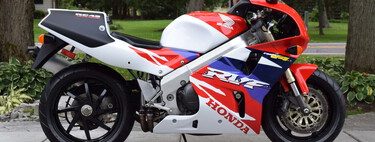 Un concesionario de Honda vende los dos mitos  de todo motero noventero, a estrenar y a un precio de locos