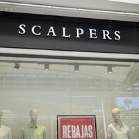 El Corte Inglés rebaja las zapatillas de Scalpers que podemos llevar con vaqueros y están a más de la mitad de precio