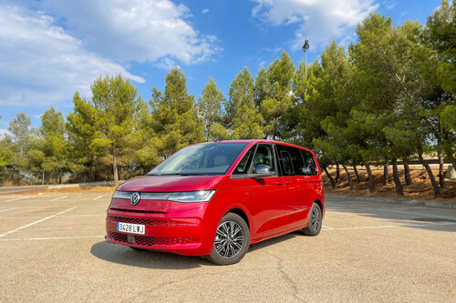 Probamos la Volkswagen Multivan eHybrid: 218 CV en la versión híbrida enchufable más amiga de la  ciudad que de largos viajes