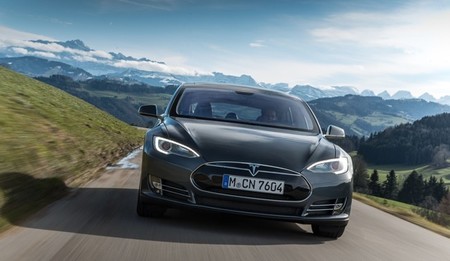 Tesla Model S gris oscuro frontal