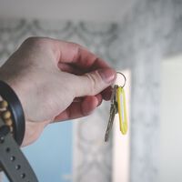 Un casero compra una vivienda habitada desde hace 13 años y la recupera al no estar inscrita en el Registro de la Propiedad
