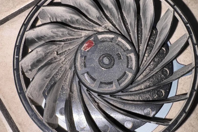 Encuentra un extraño objeto rojo en su PS5 mientras la limpiaba: parece un caramelo, pero tiene una función vital para la consola