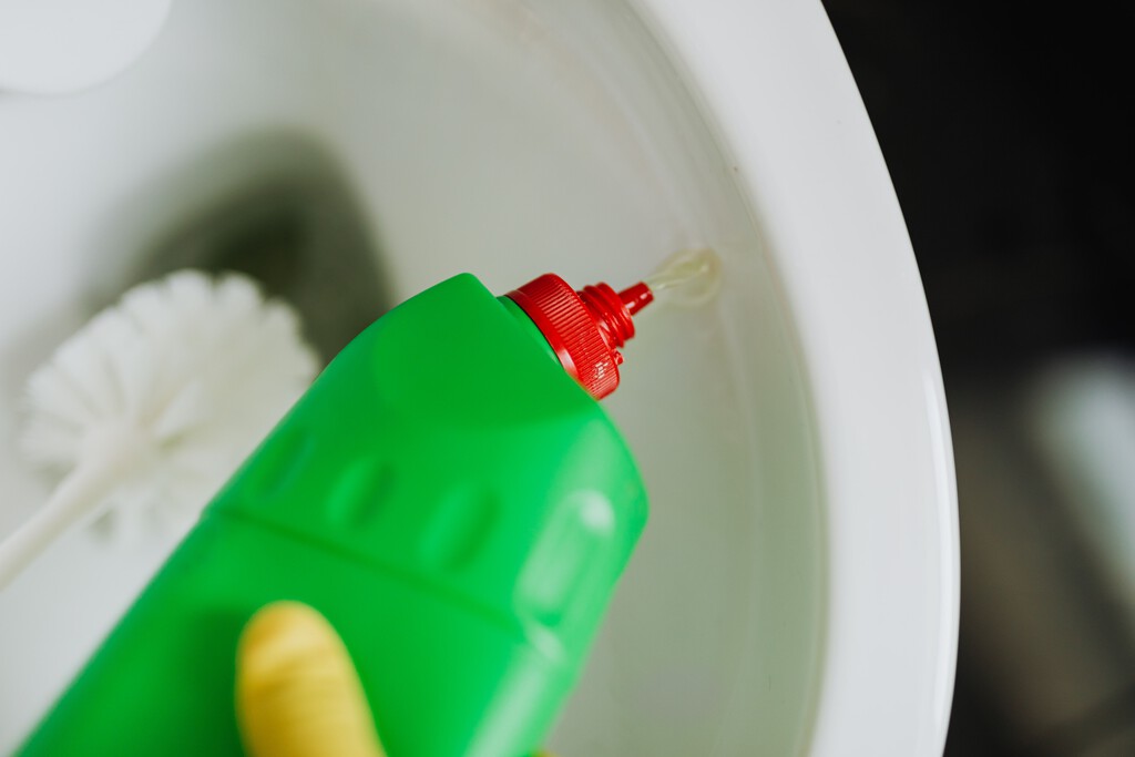 Echar vinagre en la taza del baño una vez a la semana: ¿para qué sirve y qué beneficios tiene?