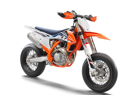 ¡Diabólica! La KTM 450 SMR se renueva con mejores frenos y 63 CV para solo 102 kg, por 11.079 euros