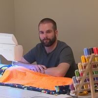 Este médico asiste el parto y cose una manta personalizada para cada bebe que trae al mundo