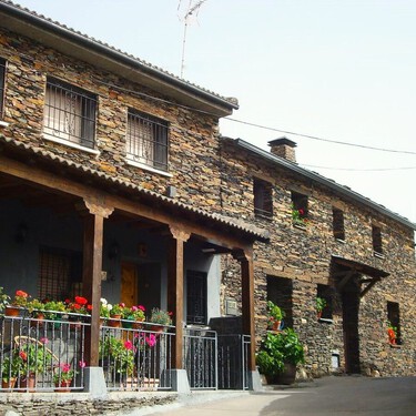 El pequeño pueblo negro de Guadalajara que acoge una bonita ruta de senderismo con impresionantes cascadas y pozas 