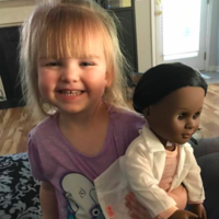 Una niña de dos años da una lección a la cajera que discriminó a su muñeca negra