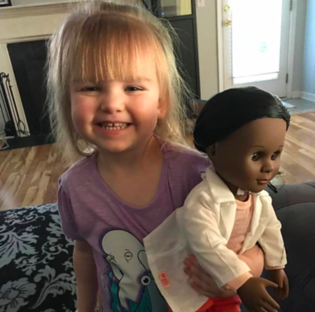 Una niña de dos años da una lección a la cajera que discriminó a su muñeca negra