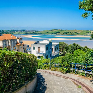 Centollo fresco y exquisito, playas con dunas y montañas verdes: el pueblo pesquero de Cantabria que mantiene su esencia tradicional