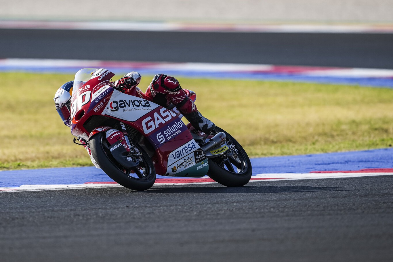 ¡Colosal! El novato colombiano David Alonso da una lección a los veteranos para ganar en Misano