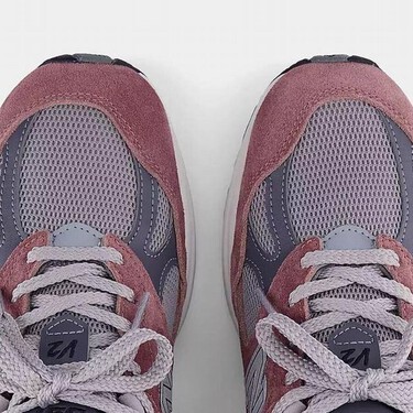 New Balance tiene las zapatillas ideales para los primeros días de otoño: un modelo de aires Y2K en color topo rosa para sumar a tu armario