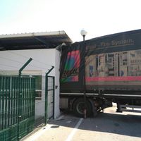 "Te empotro el camión en la garita" 1 - "No hay huevos" 0