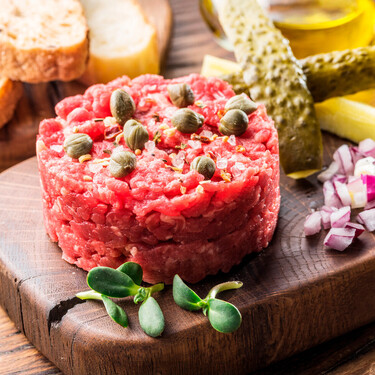 De los cosacos de la estepa ucraniana a la alta cocina europea: la historia del steak tartar, una receta a caballo 