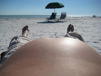 ¿Es malo para una embarazada que el sol le dé en la tripa?