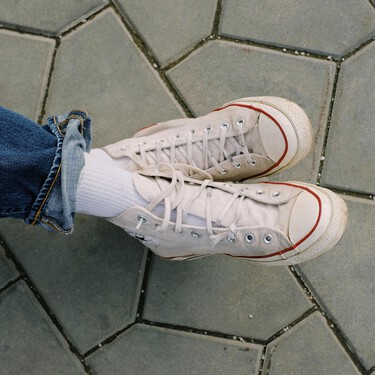 Cómo lavar las zapatillas en la lavadora sin que se estropeen: el trucazo de mi madre para que queden impecables 