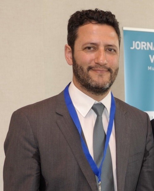 "No es necesario por ahora pedir la obligatoriedad de las vacunas, preferimos el argumento científico y ético de convencer con la palabra", Dr. David Moreno, Coordinador del Comité Asesor de Vacunas de la Asociación Española de Pediatría 