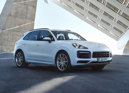 El Porsche Cayenne E-Hybrid es un SUV de altas prestaciones que rinde 30 km/l