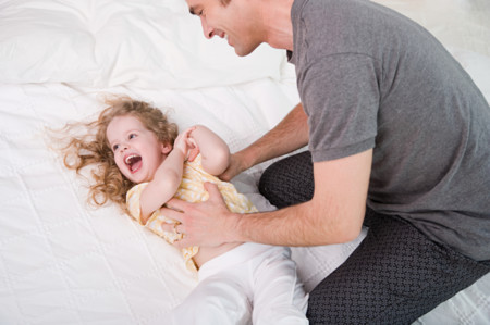 ¡A reír! 13 beneficios de las cosquillas para niños