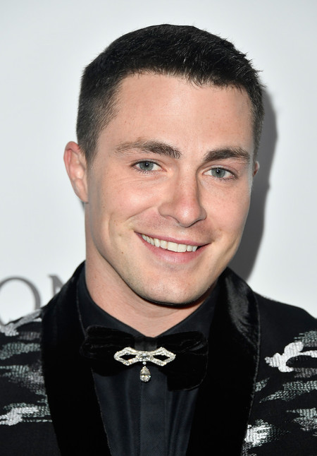 Colton Haynes le suma un elegante print a su look para la amfAR Gala de Los Ángeles