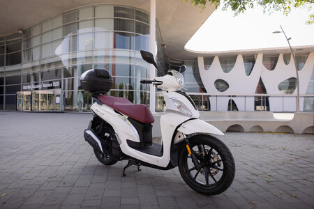 Sym Symphony ST 125 LC: un scooter preparado para la Euro 5 con top case de serie, ABS y casi 13 CV, por 2.999 euros