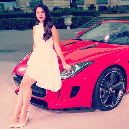 Lana del Rey es así, que igual te promociona ropa del H&M que un Jaguar: vale <em>pa' to</em>