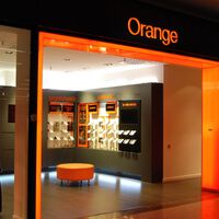Orange está "regalando" una baliza V16 para tu coche: así puedes llevártela a un precio increíble