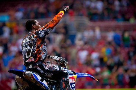 James Stewart vence su segunda carrera consecutiva en el supercross de Seattle