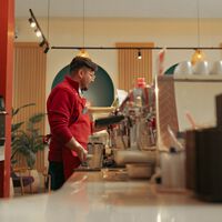 Baristas experimentados coinciden: añadir una pizca de sal al café antes de prepararlo ayuda a eliminar el exceso de amargor
