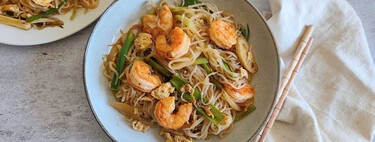 Salteado express de fideos konjac con verduras y langostinos: receta fácil y rápida