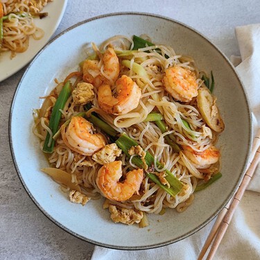 Salteado express de fideos konjac con verduras y langostinos: receta fácil y rápida