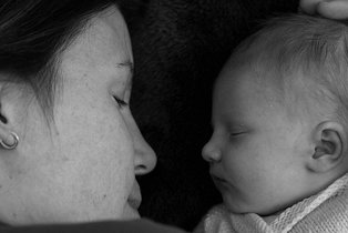 Los bebés deberían dormir en la cama de mamá al menos hasta los tres años