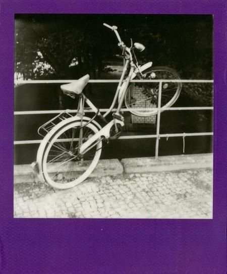 Impossible añade a su catálogo B&W 'Hard Color' Limited-edition Instant Film con un curioso efecto