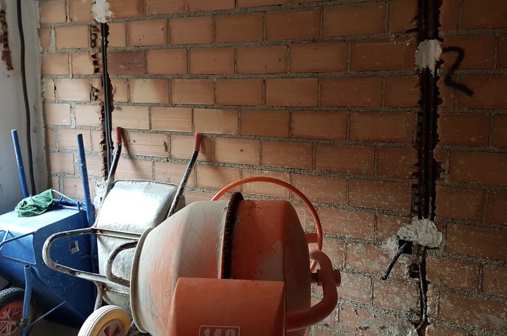 Tirar un tabique puede ser ilegal: la línea roja entre obra menor y mayor que te puede costar una multa en una reforma