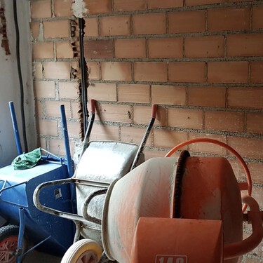 Tirar un tabique puede ser ilegal: la línea roja entre obra menor y mayor que te puede costar una multa en una reforma