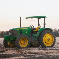 Pagabas el tractor, pero John Deere lo bloqueaba para que solo pudiera arreglarlo su servicio oficial. Así aprendieron las marcas de coches que el software da mucho dinero