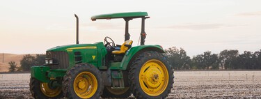 Pagabas el tractor, pero John Deere lo bloqueaba para que solo pudiera arreglarlo su servicio oficial. Así aprendieron las marcas de coches que el software da mucho dinero