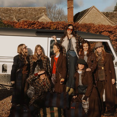 Ni burdeos ni verde oliva: esta es la parka más buscada de El Corte Inglés y suma estilo en los looks de oficina