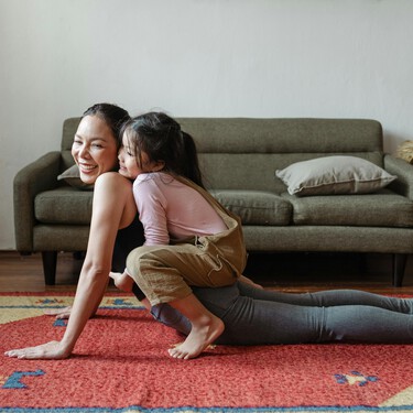 Tres ejercicios y 10 minutos: es todo lo que necesitas para entrenar todo tu cuerpo en casa y casi sin material